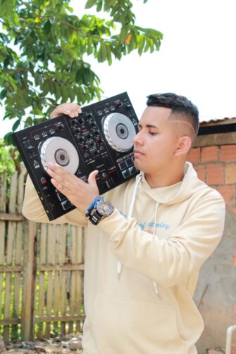 Walber Ribeiro: a trajetória de um DJ e empreendedor em Manaquiri