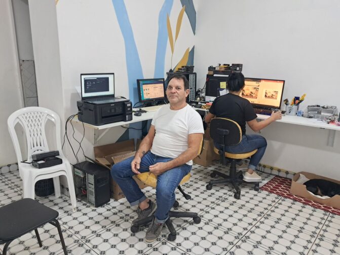 Com foco em ajudar a comunidade a se adaptar ao digital, Carlos Silveira se destaca no ramo da tecnologia em Figueiredo