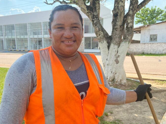 Gari com orgulho: conheça a trajetória de Gecilene Ramos, responsável pela limpeza urbana de Careiro Castanho