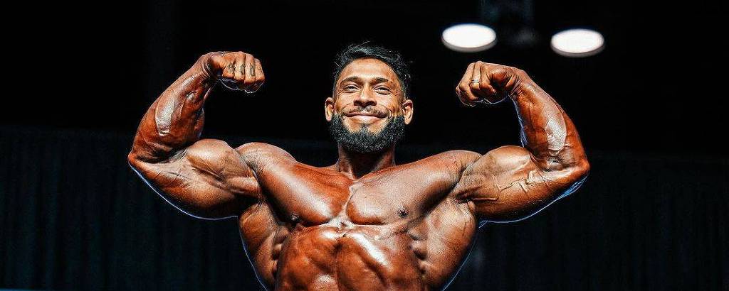 Fisiculturista campeão do Mr. Olympia Brasil, Ramon Dino participa de tarde de autógrafos na Bemol Farma