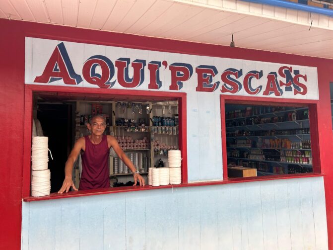 Conheça Solenir Nogueira, dono de uma loja de pescas em Manaquiri; espaço atende pescadores da região há 10 anos