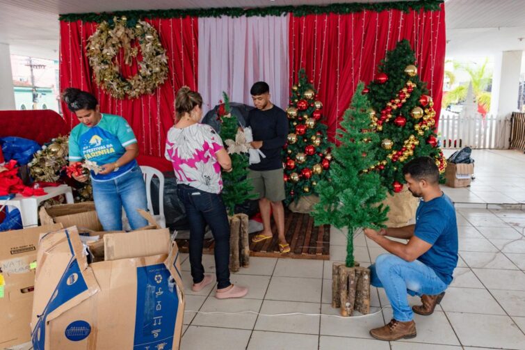 Cruzeiro do Sul prepara ornamentação natalina do município; luzes serão acendidas no dia 14 de dezembro