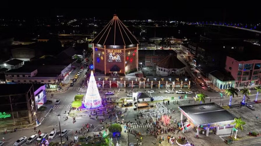 Cruzeiro do Sul acende luzes de Natal com árvore de mais de 22 metros