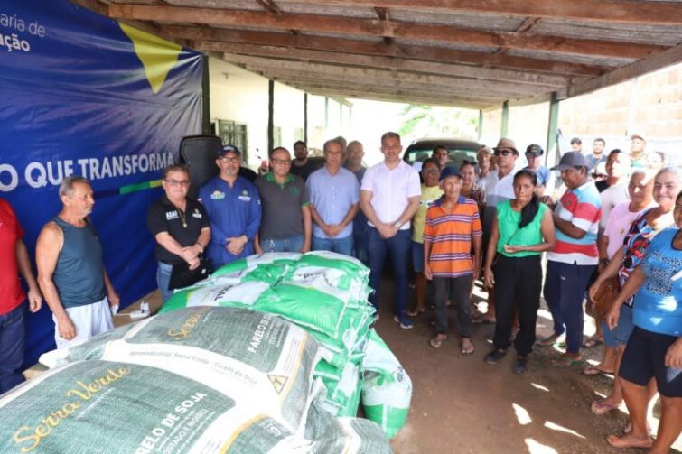 Pecuaristas de Careiro Castanho recebem entrega de ração para bovídeos