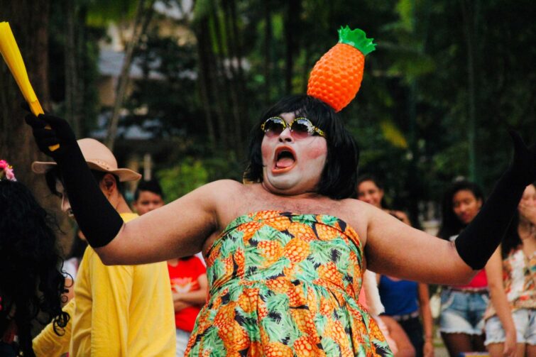 Personagem de humor Maroca Pipoca realiza circuito por dez municípios do AM; espetáculo alcançará público de Parintins