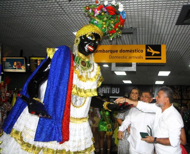 Chegada da boneca Kamélia abre oficialmente o Carnaval de Manaus neste sábado, 04 de janeiro