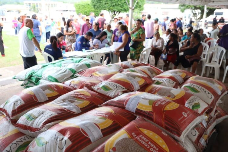 Em Presidente Figueiredo, produtores afetados pela estiagem recebem entregas de ração para aves e bovídeos