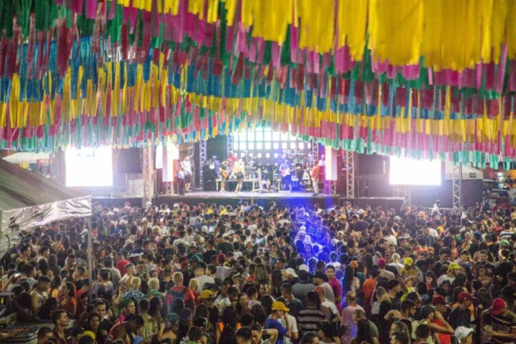 Cruzeiro do Sul tem Carnaval com música, dança e desfile de escola de samba; veja programação