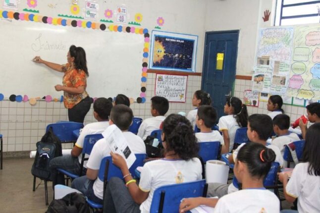 uma professora em sala de aula