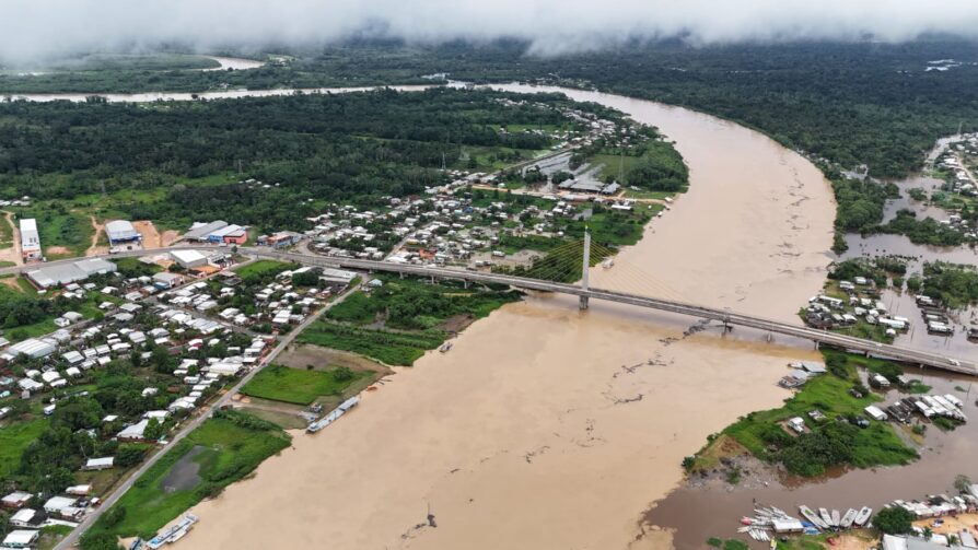 Cheia do Rio Juruá atinge sete bairros em Cruzeiro do Sul; município define plano de assistência às famílias