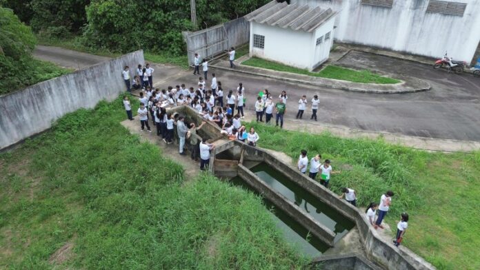 Estudantes de Maués visitam estações de tratamento e aprendem sobre saneamento básico