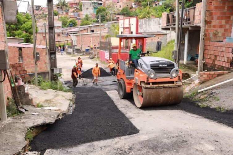 Recuperação asfáltica é realizada na rua Aristóteles, no bairro Jorge Teixeira