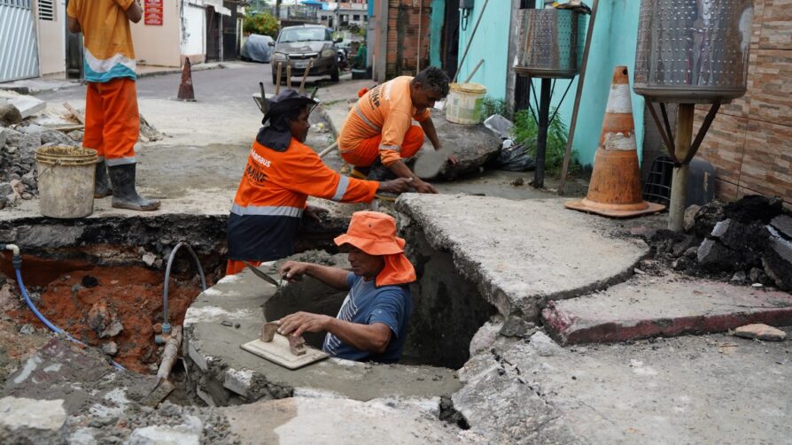 Serviço de drenagem recupera caixa coletora no bairro Japiim