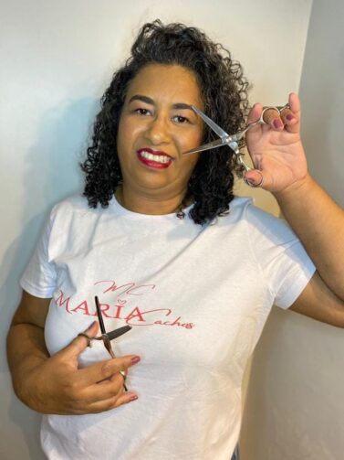 Conheça Claudia Santana, a cabeleireira que muda vidas através dos cachos