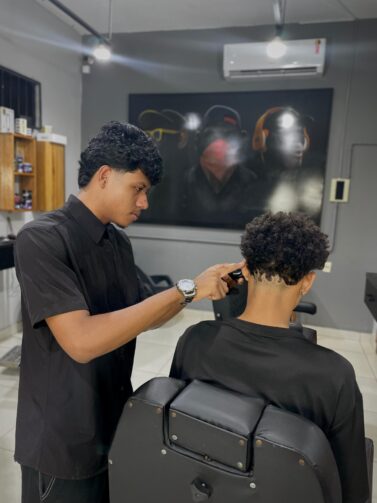 Com apenas 18 anos, Luiz Henrique consolida carreira no ramo da barbearia em Ariquemes