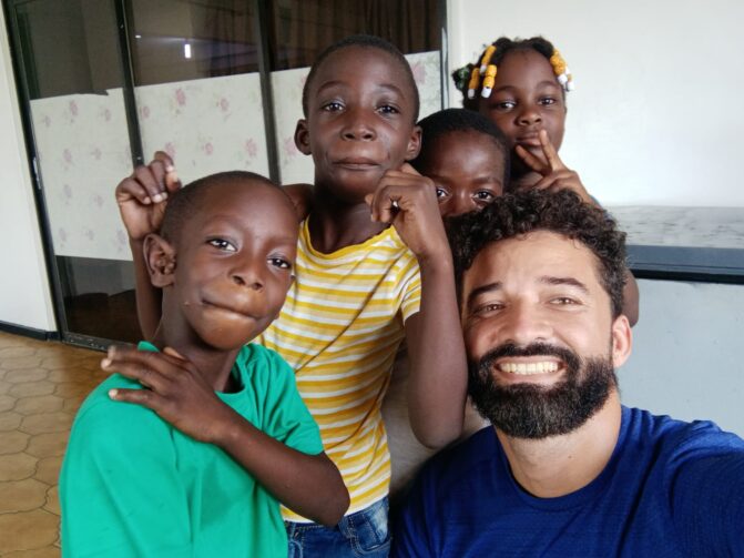 Fé e inclusão: o caminho de Hélio Souza pela educação em Libras