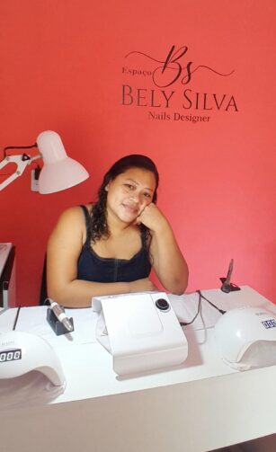 Cibele Ferreira transforma sonho em realidade com estúdio de unhas em Iranduba