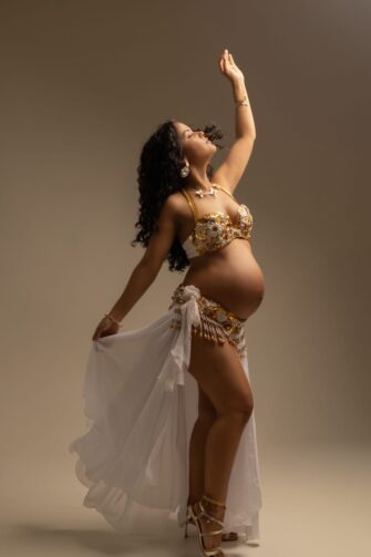 Emilly Ketlin transforma vidas com a dança do ventre em Ariquemes