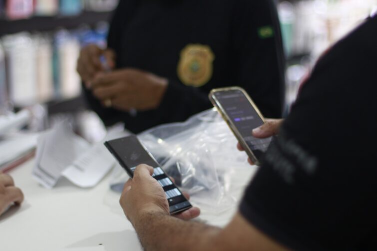 Dono de assistência técnica é preso com celular roubado no Coroado