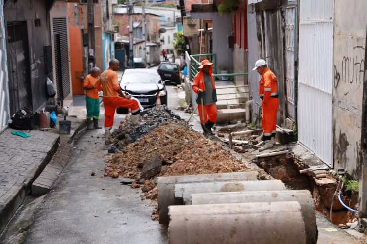 Serviço de drenagem profunda é executado na rua Imperatriz, no Coroado