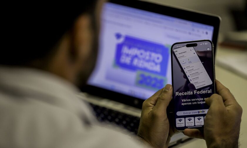 Plantão gratuito para dúvidas sobre Imposto de Renda é realizado em shopping no bairro Santa Etelvina