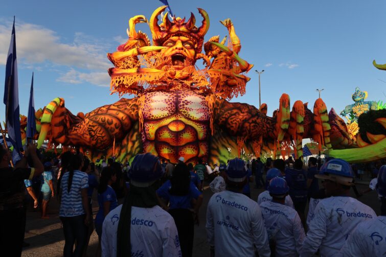 Bois Caprichoso e Garantido realizam últimos traslados das alegorias para o Festival de Parintins