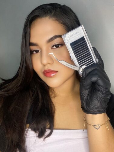 Jovem empreendedora atua como Lash Designer em Autazes