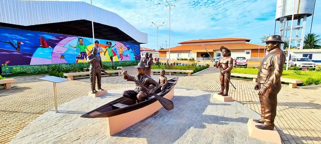 Arena das Etnias: conheça o significado das esculturas da praça em Manaquiri