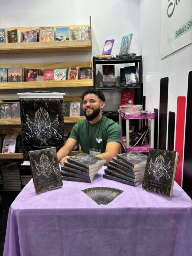 Jonatan Lopes representa Presidente Figueiredo na Bienal do Livro Rio 2025 com obra 'Névoas Sombrias'