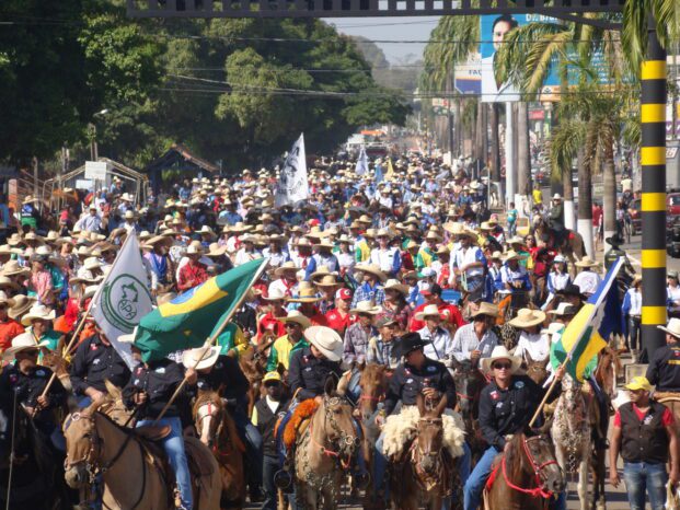 Cavalgada e Queima do Alho marcam início da Expoari 40 anos