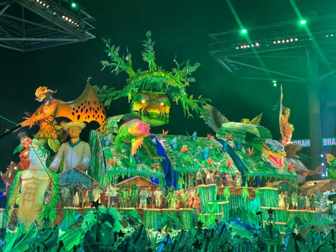 Boi Caprichoso aposta no gigantismo de alegorias em segunda noite do Festival