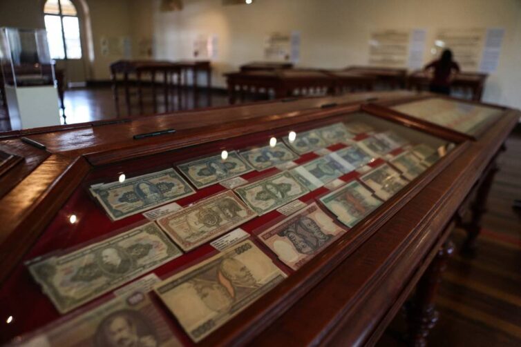 Museu de Numismática reúne colecionadores de moedas no Centro de Manaus