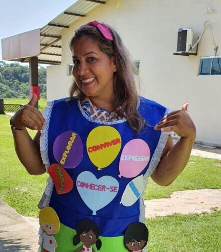 Fátima das Neves leva arte e afeto para escolas e comunidades de Iranduba