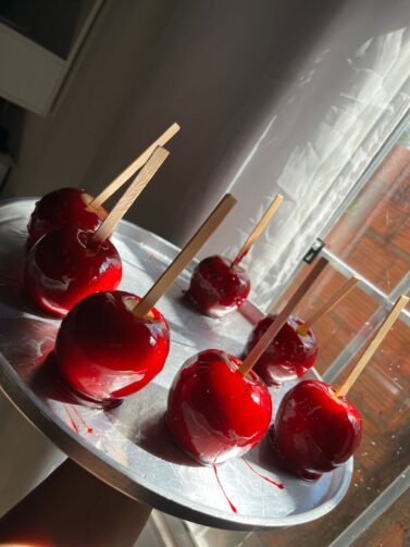 Receitas juninas: aprenda a fazer Maçã do Amor com Larisse Santos