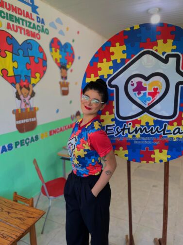 Kellyane Victória se dedica ao atendimento de crianças com TEA, em Itacoatiara