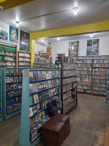 Conheça a Planet Hits, locadora que resiste ao tempo em Itacoatiara