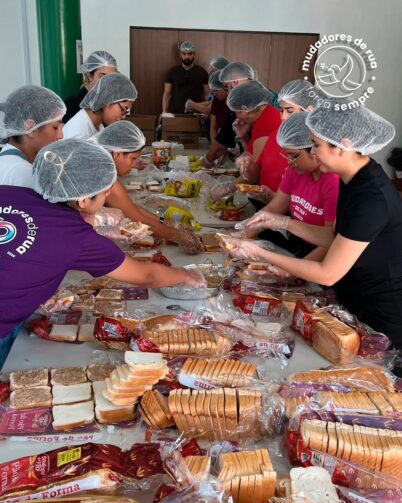 Projeto Mudadores de Rua organiza ação solidária com distribuição de cachorros-quentes em Manaus e Iranduba