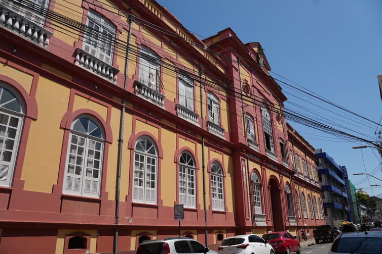 Exposição relembra os 80 anos do incêndio que destruiu acervo da Biblioteca Pública do Amazonas