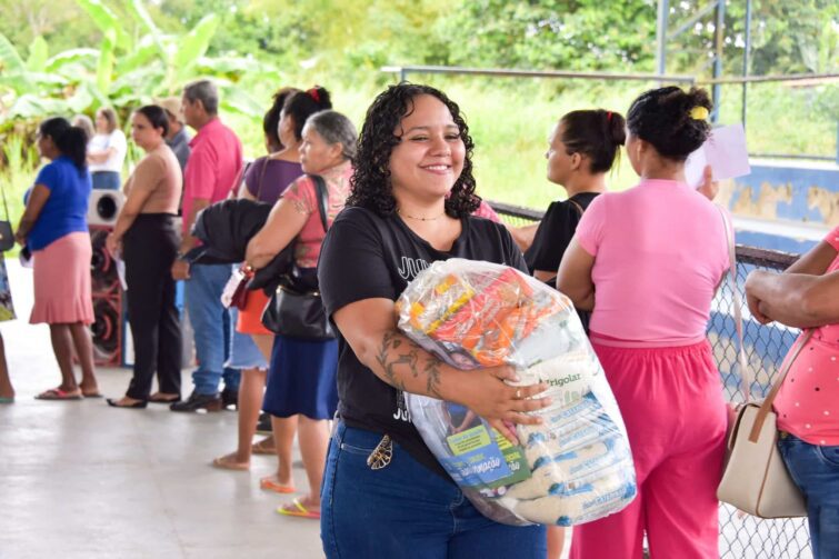 Entrega de cestas básicas do programa Cesta da Família beneficia moradores de Rorainópolis