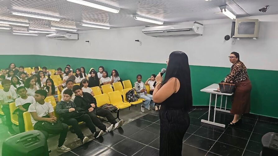 Respeito e convivência saudável são temas de palestra em escola no bairro Jorge Teixeira