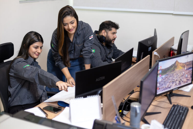 As mulheres vêm ganhando destaque na construção civil, na condução de grandes obras