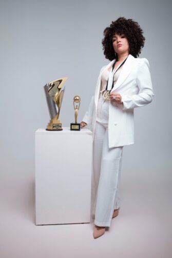 Edmila Alice é especialista em visagismo e micropigmentação, em Ji-Paraná