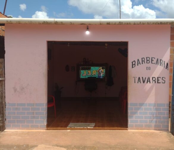 Arino Tavares é dono de uma barbearia na comunidade São Sebastião, em Iranduba