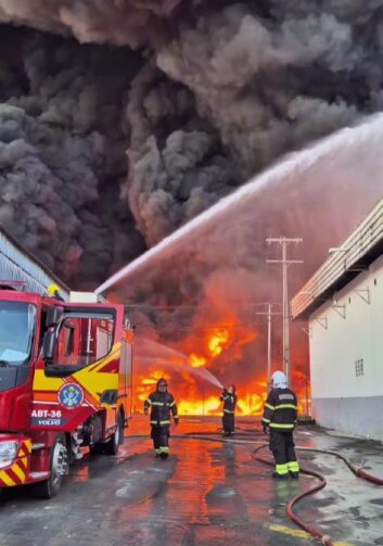 Incêndio em fábrica de Manaus já dura 24h; fogo está controlado e confinado, afirma Corpo de Bombeiros