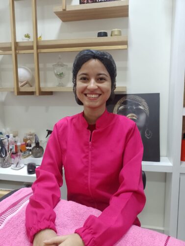 Caroline Ferreira: transformando desafios com a pele em carreira na estética natural