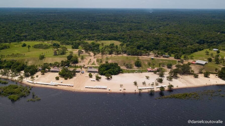 Praia do Japonês é ponto estratégico para quem quer fugir do calor, em Iranduba