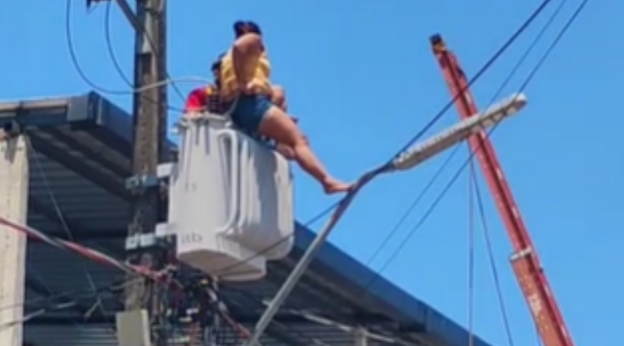 Mulher é resgatada após subir em transformador no bairro Jorge Teixeira