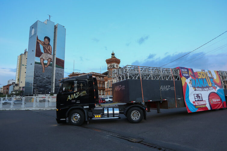 Palcos do Festival '#SouManaus Passo a Paço 2025' começam a ser montados no Centro de Manaus