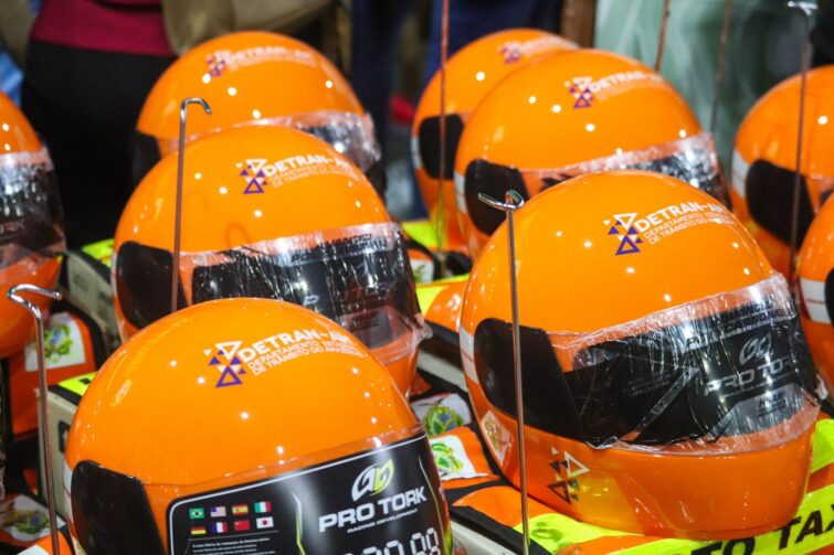 Cem mototaxistas de Rio Preto da Eva recebem kits de segurança