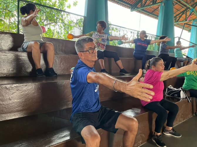 Frequentadores do Parque Municipal do Idoso fortalecem saúde com aulas de ginástica